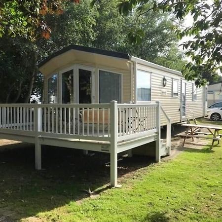 The Winchester: Pet-Friendly Caravan on Broadland Sands Holiday Park Hotel Corton  Exterior photo