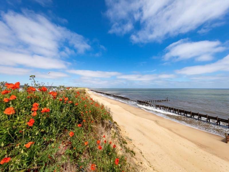 The Winchester: Pet-Friendly Caravan on Broadland Sands Holiday Park Hotel Corton  Exterior photo