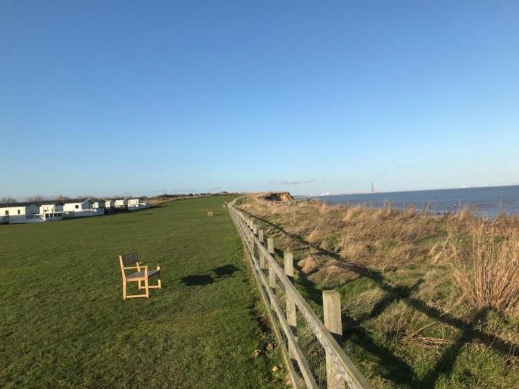 The Winchester: Pet-Friendly Caravan on Broadland Sands Holiday Park Hotel Corton  Exterior photo