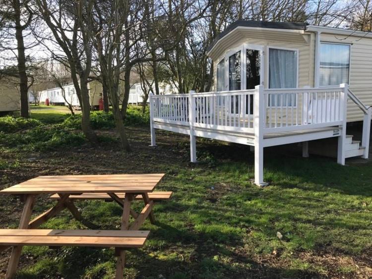 The Winchester: Pet-Friendly Caravan on Broadland Sands Holiday Park Hotel Corton  Exterior photo