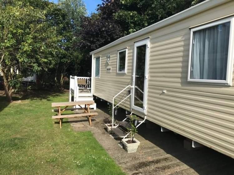 The Winchester: Pet-Friendly Caravan on Broadland Sands Holiday Park Hotel Corton  Exterior photo